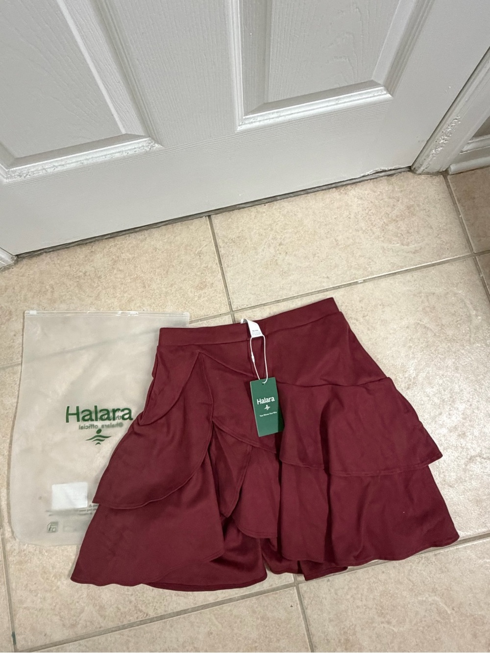 NWT HALARA Women's Wine Tiered Ruffle Skirt with built in shorts XS
